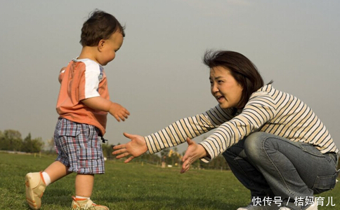 2岁半小宝宝走路像鸭子,医生怒斥其母:你真糊