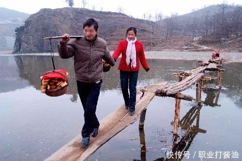 带女友回家，嫂子却给十万求我分手，看了眼她拇指后，我含泪答应