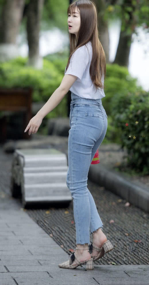 性感小姐姐牛仔裤裹出肥硕臀部,上楼梯姿态丰满臀部一左一右