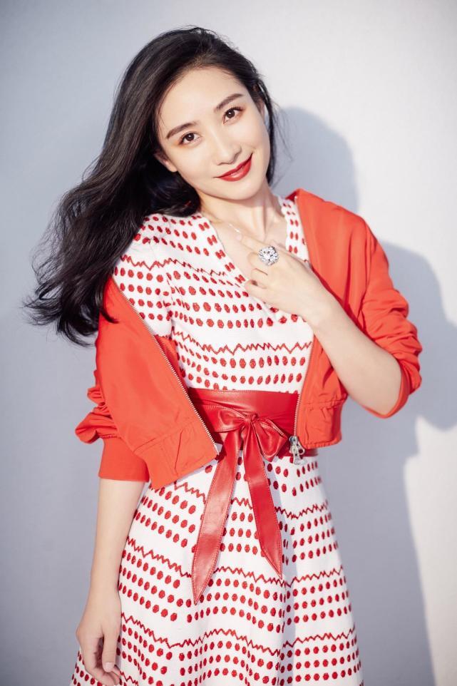 青春正当时！陶昕然红裙写真恣意张扬绽笑颜
