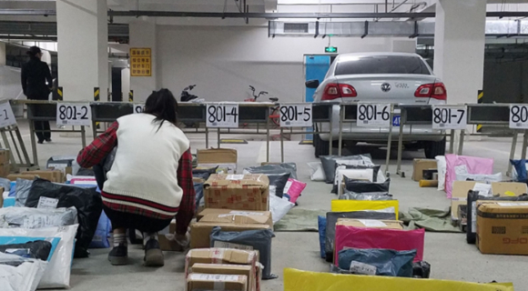 “快递春运”来袭包裹堆满 学生天天排队领