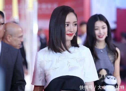 杨幂出席活动,肚子隆起衣服都盖不住,难掩孕味