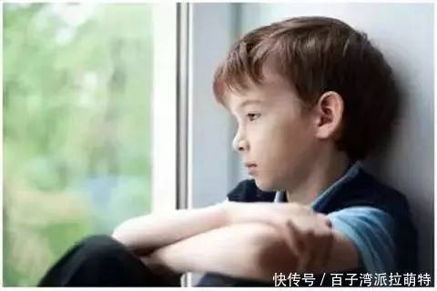 那个孩子为什么不爱说话?