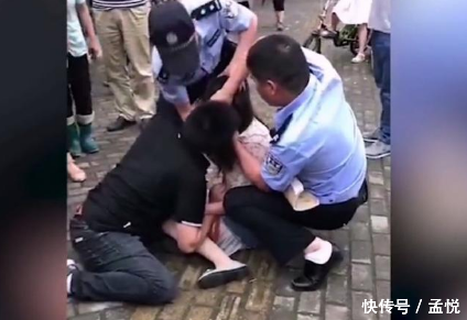 安徽男子与女友激情接吻却差点被咬断舌头。