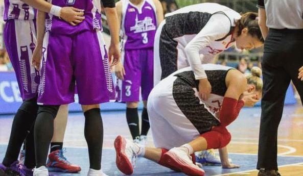 场,看漂亮女篮队员的打架姿势,直拳恰到好处!