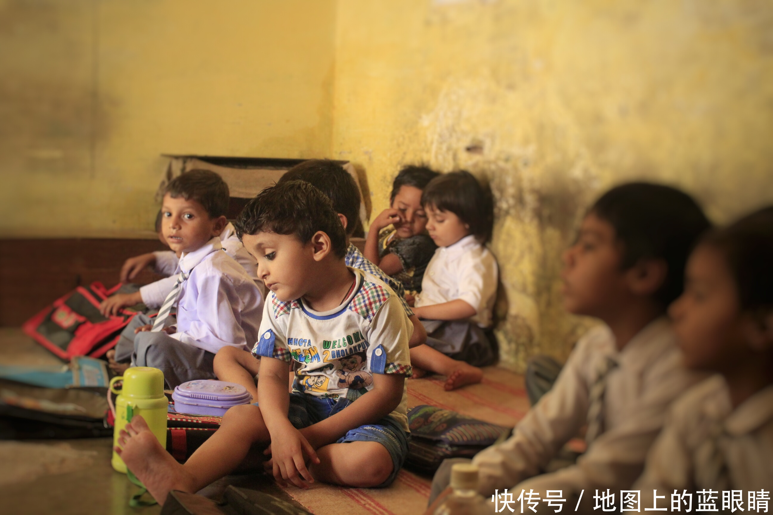 印度小镇上的穷与富:同样的国家,不同的童年