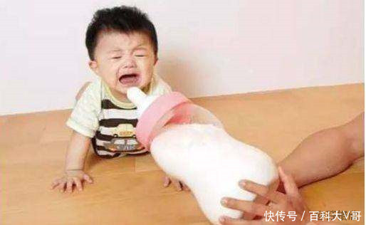 宝宝光吃辅食,不爱喝奶怎么办?会营养不良吗?