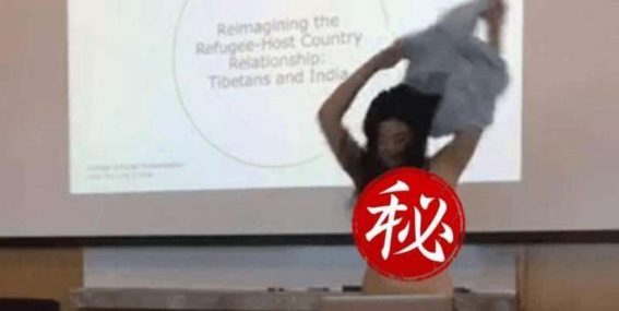 被嫌裤子穿的短,女大学生竟当着教授面,脱的只