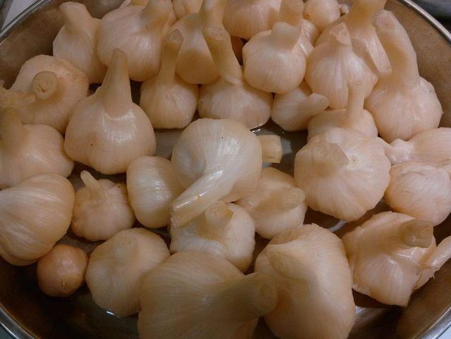 清脆开胃的腌糖蒜配方,腌一罐吃10天,好吃解腻