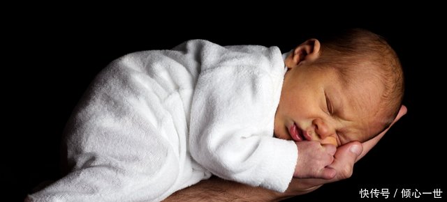 宝宝容易受惊吓能趴着睡吗安全睡姿,美国儿科