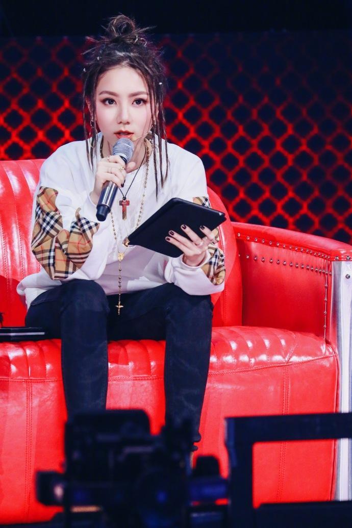 邓紫棋参加活动，一头显目的丸子头备受关注：这是最好看的丸子头