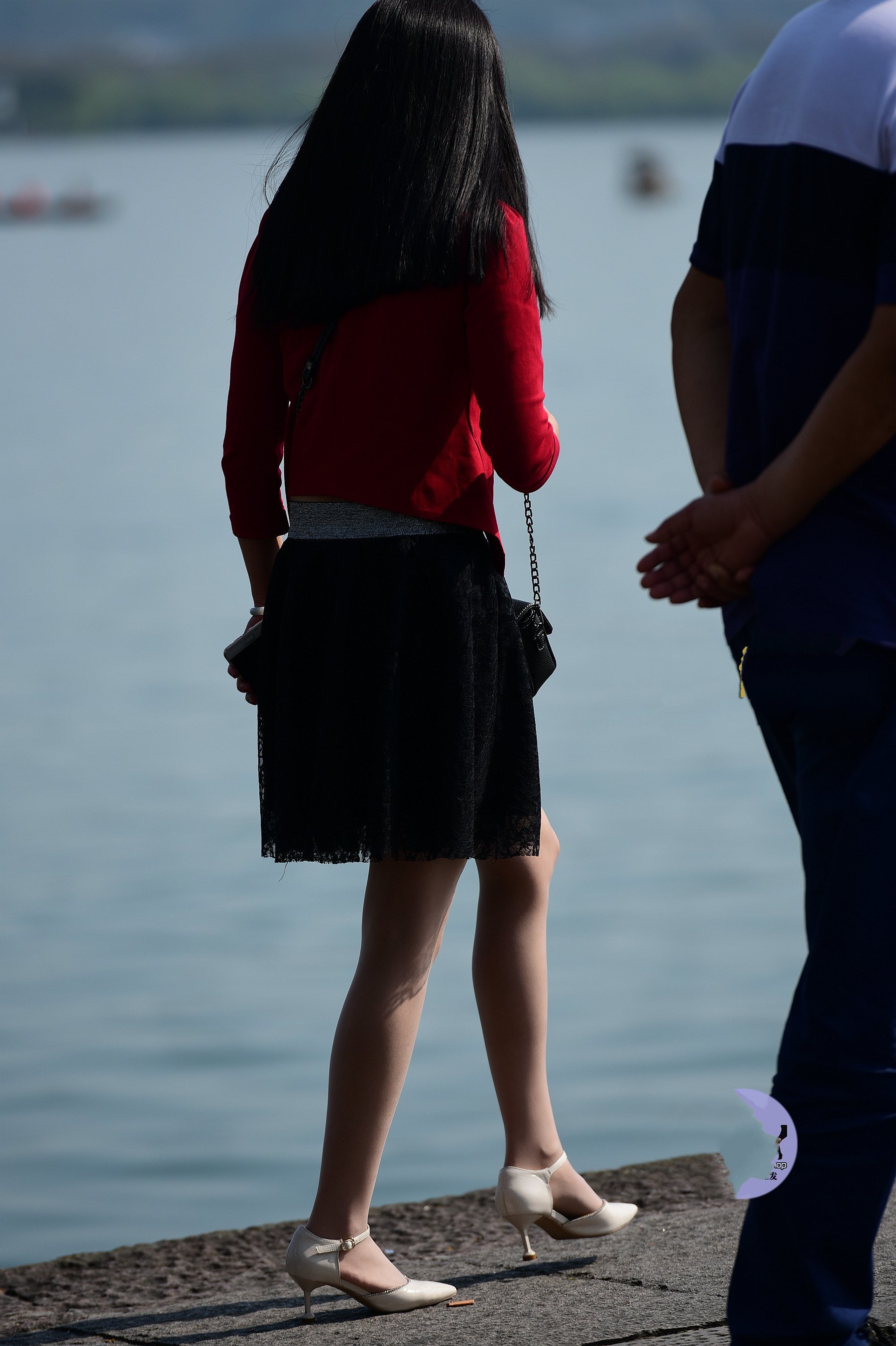 街拍美女:小姐姐小短裙配黑丝袜,令她的气质完