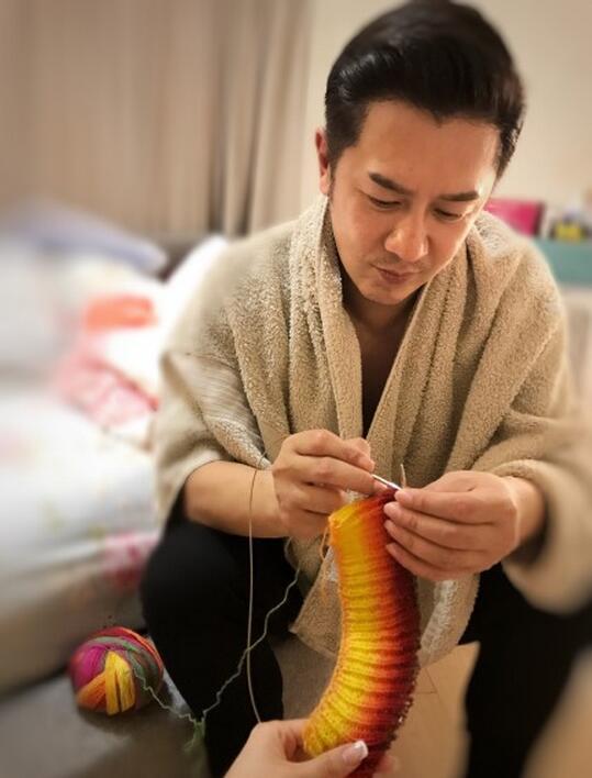陈浩民情人节织毛衣 娇妻:送你两卷线