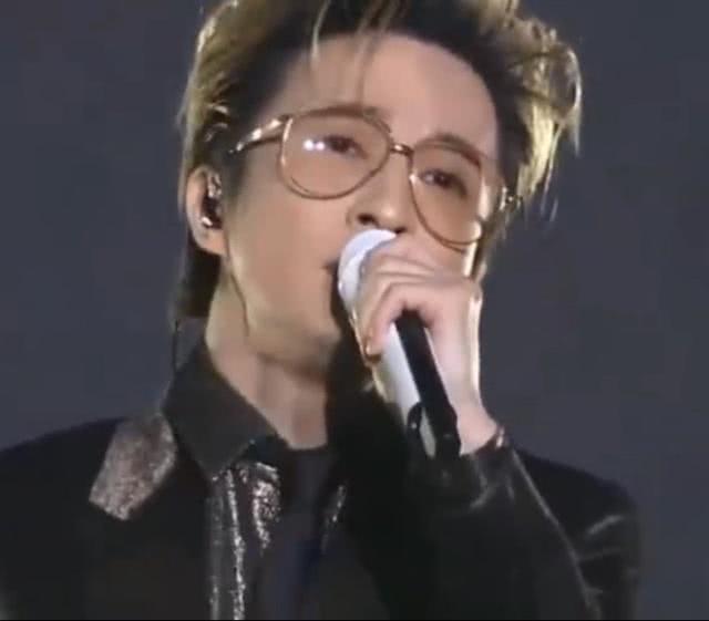 薛之谦又遇车祸现场,开演唱会观众大喊李雨桐