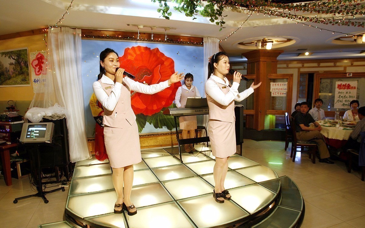 爱学习在华朝鲜餐厅女服务员被称绝世美女