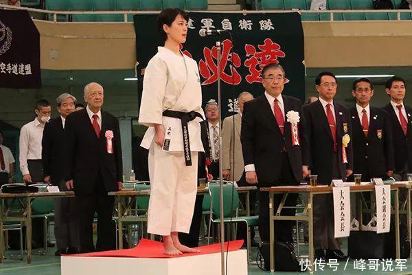 这位日本女兵不仅长相甜美，能歌善舞，居然空手道也一流！