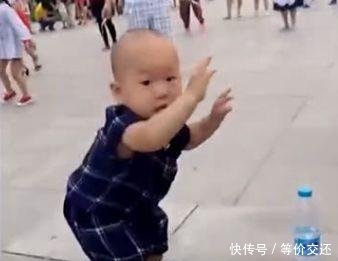 宝宝吵着去广场,妈妈以为宝宝只是喜欢热闹,音