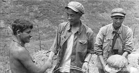 鲜战争照片, 停战后曾经枪炮相见的中美士兵握