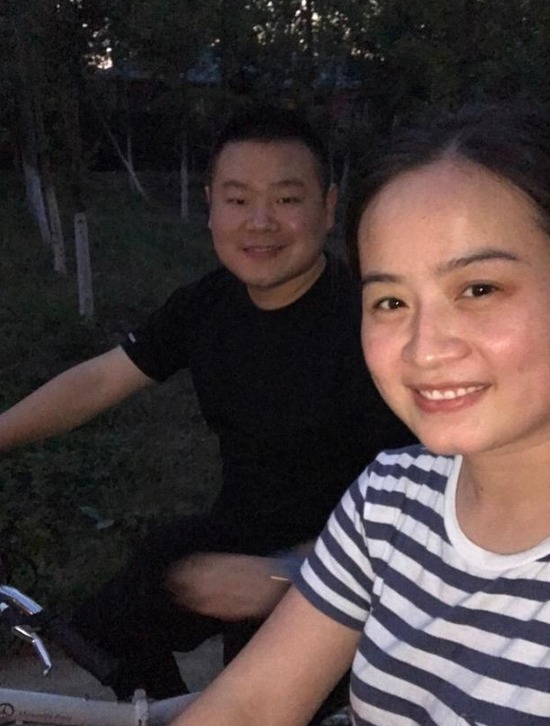 "照片中,岳云鹏老婆穿着黑白条纹上衣,素颜出镜.