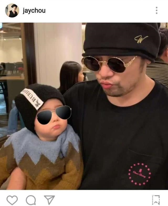 周杰伦晒儿子近照,小小周嘟嘴卖萌好可爱,父子
