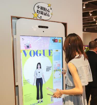 素颜逛街,不戴口罩!郑爽网红店打卡被粉丝偶遇