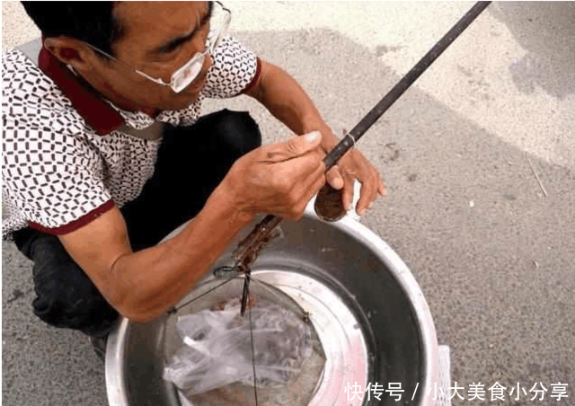 大爷在集市摆卖这美食几十块一斤 结果摊还没摆好就被“洗劫一空