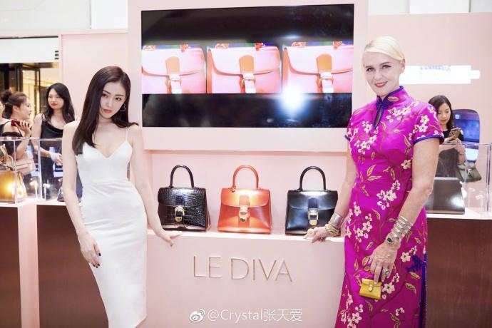 张天爱真的太美啦，白色低胸长裙出镜，披肩长发更是美出新境界！