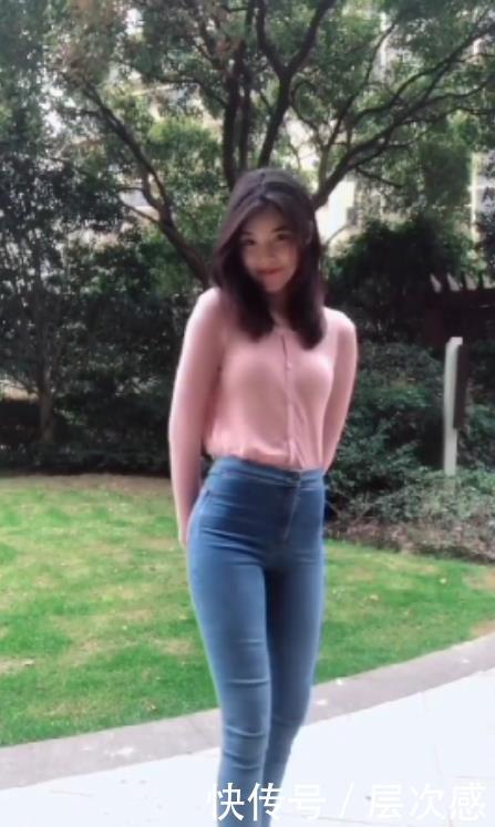 户外的时尚美女打扮潮流,让人感受到她的与众不同