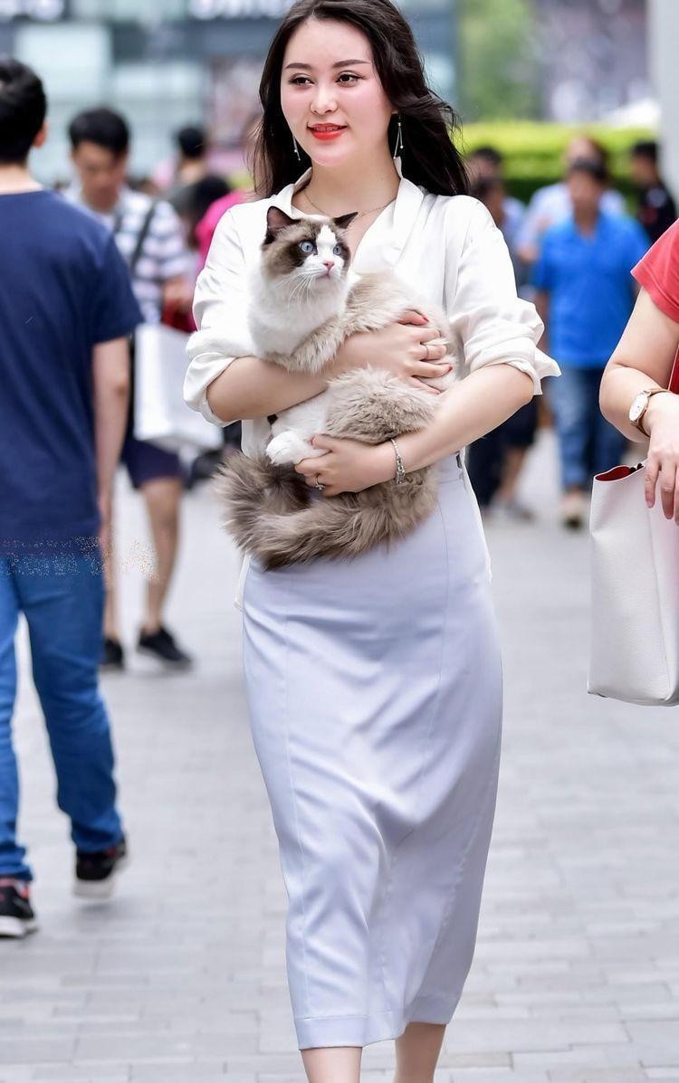 图一美女在人群中非常显眼,她的搭配让人挑不出一点的