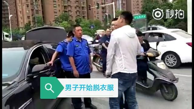 壮汉司机脱衣露纹身恐吓执法人员，民警到现场后他上演秒怂表情秀