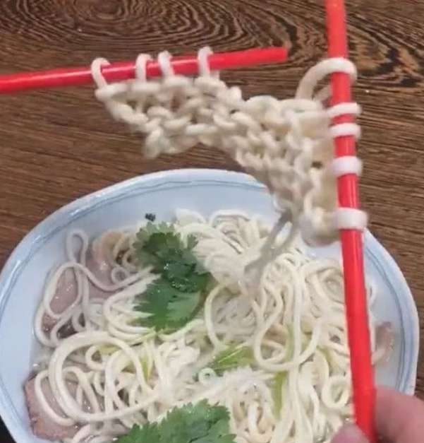 女子用面条织毛衣,网友:这面条真好