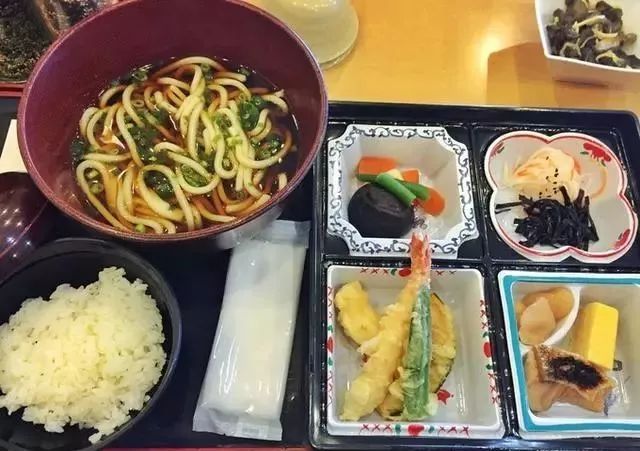 大家发现没,日本街头没有卖早餐的!