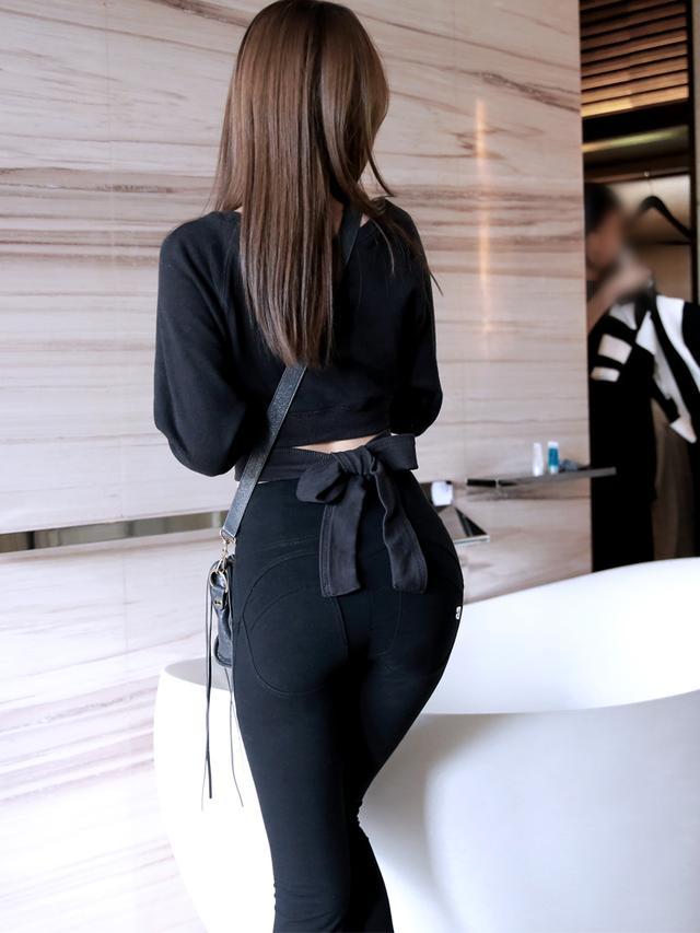 这款黑色紧身牛仔裤都卖疯了,女神的完美身材