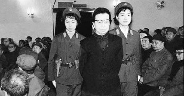 她是江青的姐姐,被江青赶出门,靠毛主席救济生活,江青又去主动