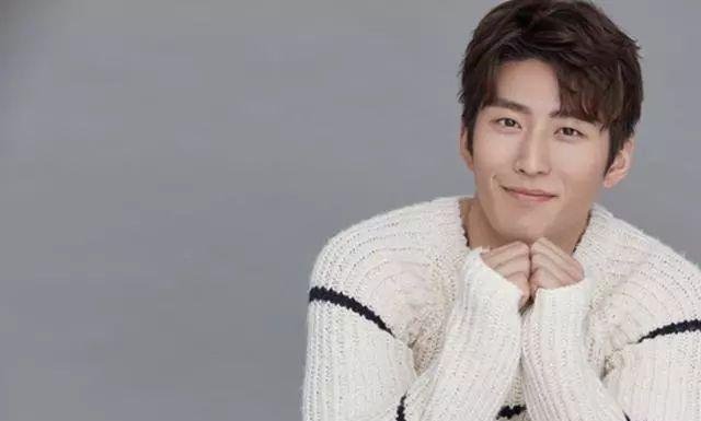 窦骁深夜与何超莲拥吻恋情曝光,双方大胆承认