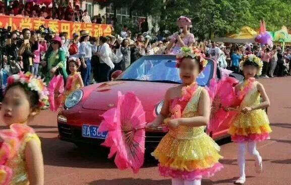 保时捷跑车开上小学操场 负责人:不知道这辆车有多么豪华