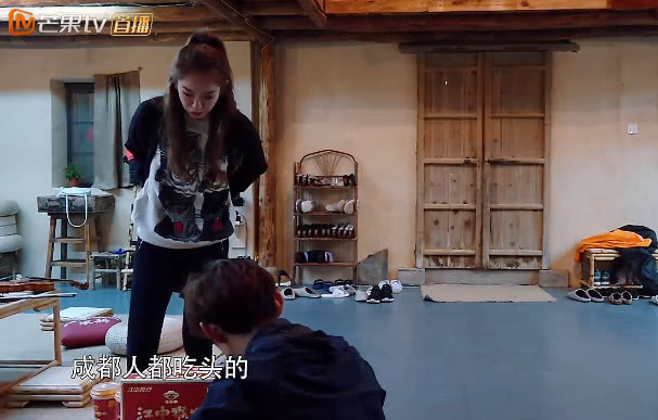 何炅剥小龙虾扔掉的虾头,戚薇却吃得美滋滋,有