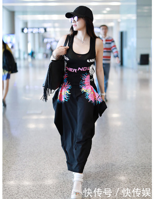 49岁钟丽缇机场潮流范儿十足,穿低胸装大秀好