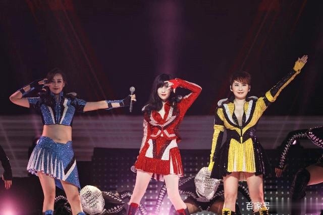 51岁周慧敏再开演唱会,身着仙裙似18岁清纯少