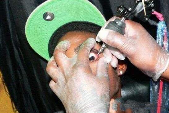 恐怖的眼球纹身图片,在眼白注射颜料,胆小勿入