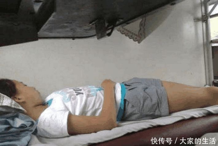 女子睡梦中发觉身体上有异物, 醒来后看清状况, 顿时懵了