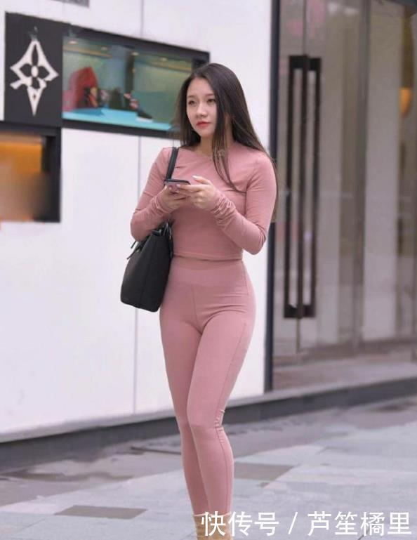 街拍:视频地方裤洋气精致,绽放紧身的小a视频范那打底美女美女图片