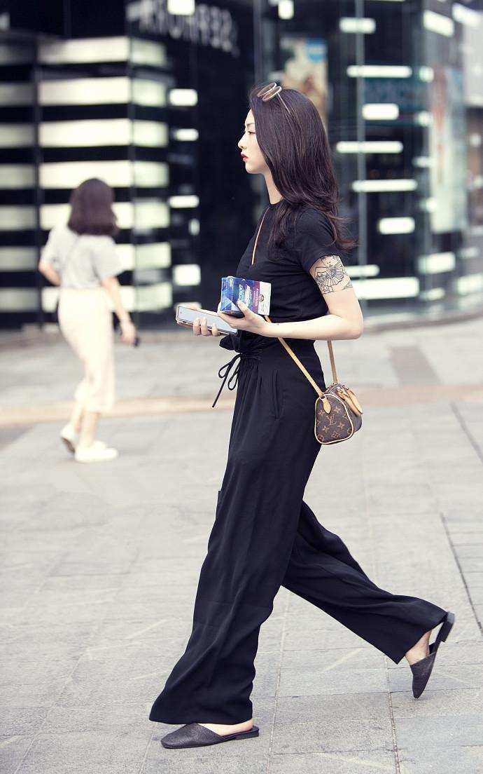 武汉街拍时尚美女, 身材凹凸有致让路人看呆