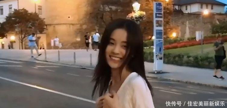 鞠婧祎在国外街头狂奔! V领太低被粉丝指责,