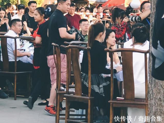 陈乔恩近照离开滤镜看见小肚腩,周迅疙瘩脸挺吓人,颜值不如路人 18新利在线下载