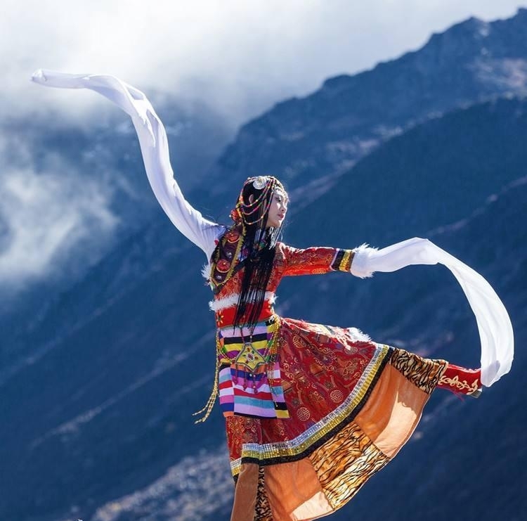 西藏旅游,看到穿裙子旋转跳舞的姑娘,千万别靠