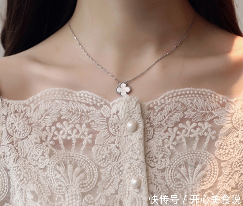 又火了一冬裙,叫“晚晚裙”,搭裸靴,初一拜年穿,吸睛又减龄 99真人赌钱