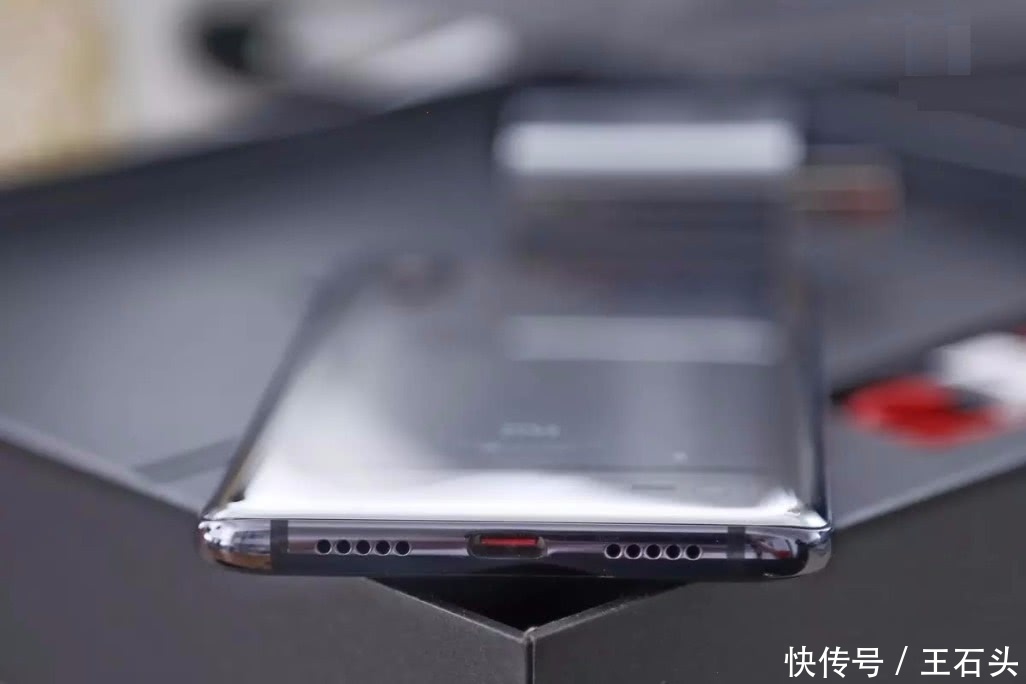 小米8发布两个月,想买的大概都买到了,不想买的大概是在等小米8 透明探索版。现在小米8透明探索版开卖了,想买的估计都买不到,因为开售当天,1分钟之内就售罄了,人气非常火爆。 既然买不到,我们可以提前看看图片啊!先从包装正面下手,与小米8标准版不同,透明探索版的包装盒也明显更大,一个正方形的黑色盒子,金色的数字8 印在盒子的正中间,没有多余的装饰,看起来就是一个高端版。 纵向推开外纸壳,手机直接呈现在我们眼前,依然摆放在盒子正中间。但在内部我们看到有不少的奇思妙想,内盒使用一块透明亚克力材质的盒子包裹