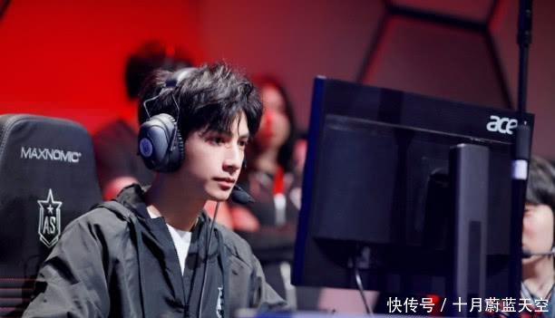 罗云熙在比赛中全情投入, 露出罕见甜蜜的微笑