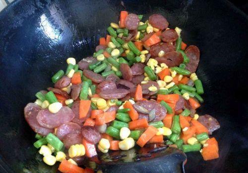 抖音同款腊肠焖饭,简单易学又美味,解决孩子